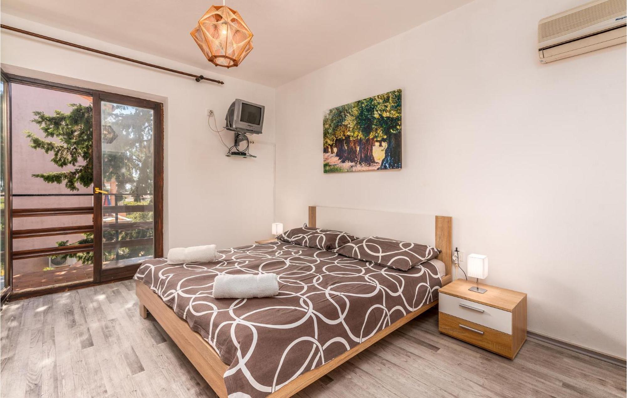 3 Bedroom Nice Apartment In Krk Krk Town Buitenkant foto