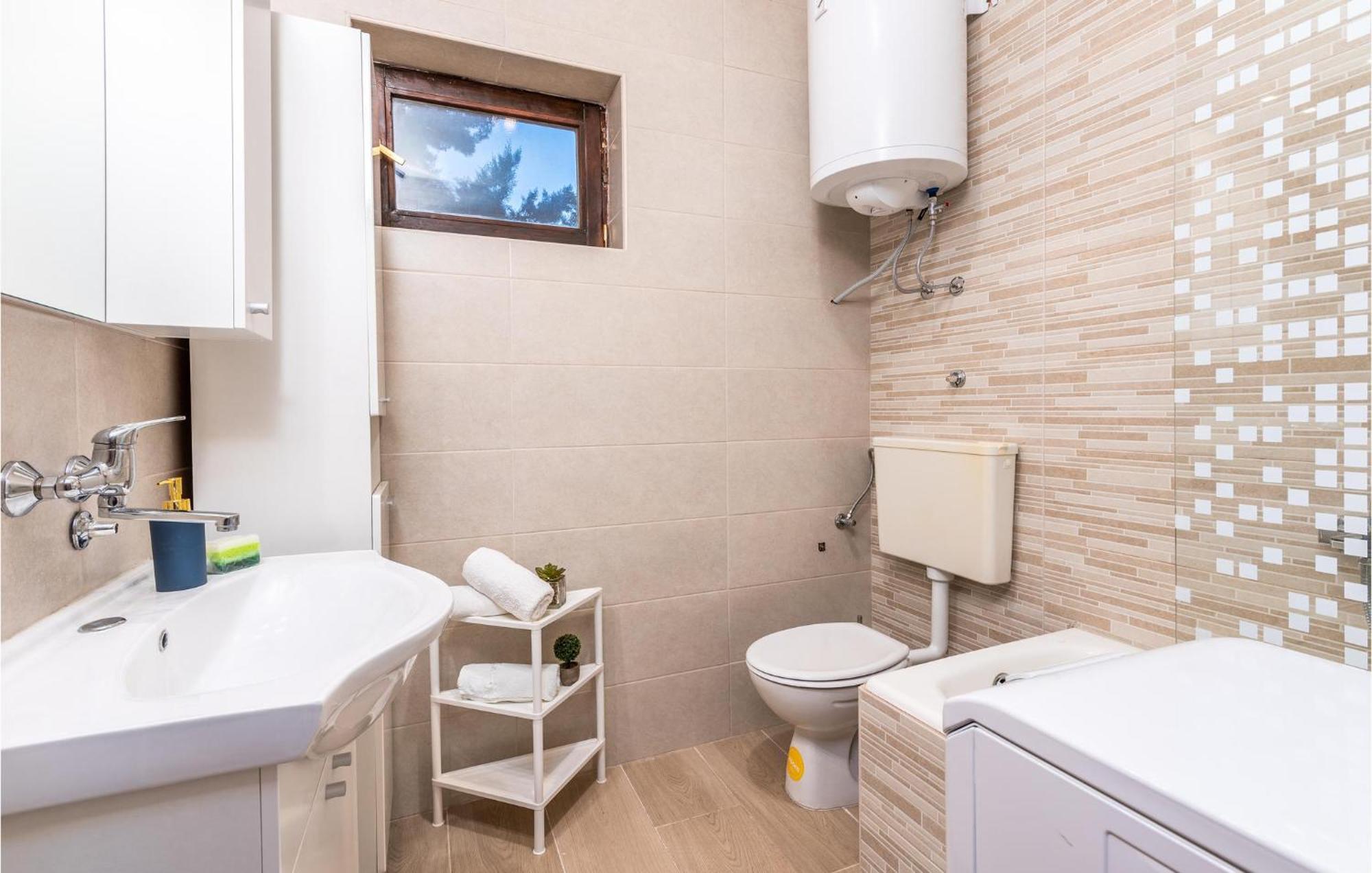 3 Bedroom Nice Apartment In Krk Krk Town Buitenkant foto
